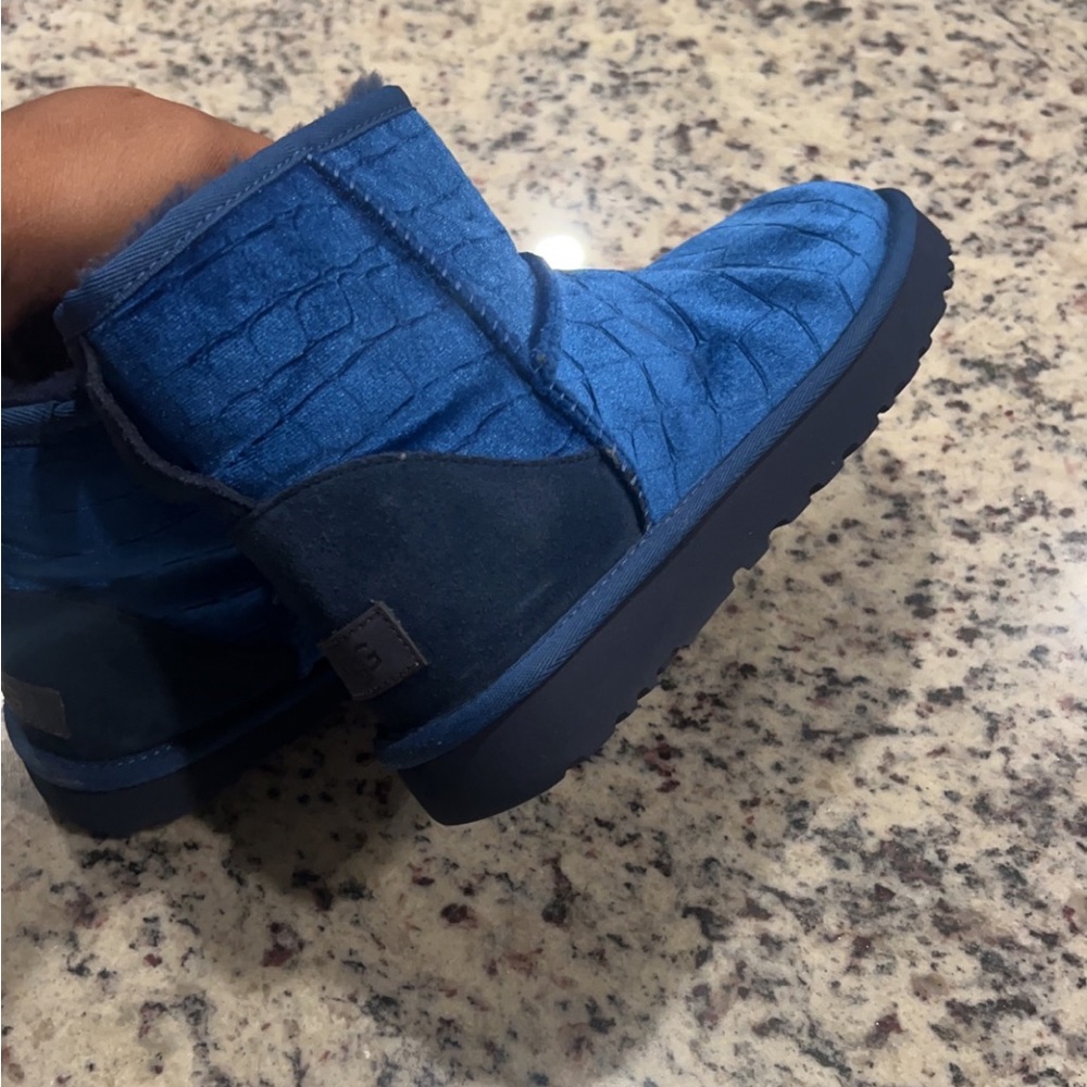 Barely worn women Uggs!